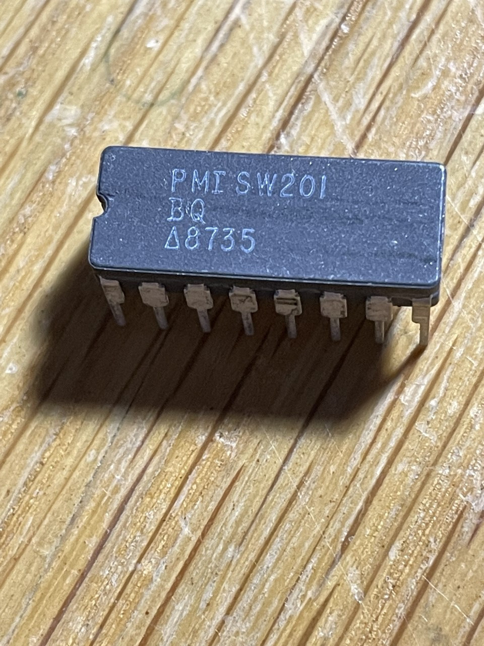 One PMI SW201BQ, Quad SPST CMOS Analog switch, Ceramic CDIP16 package