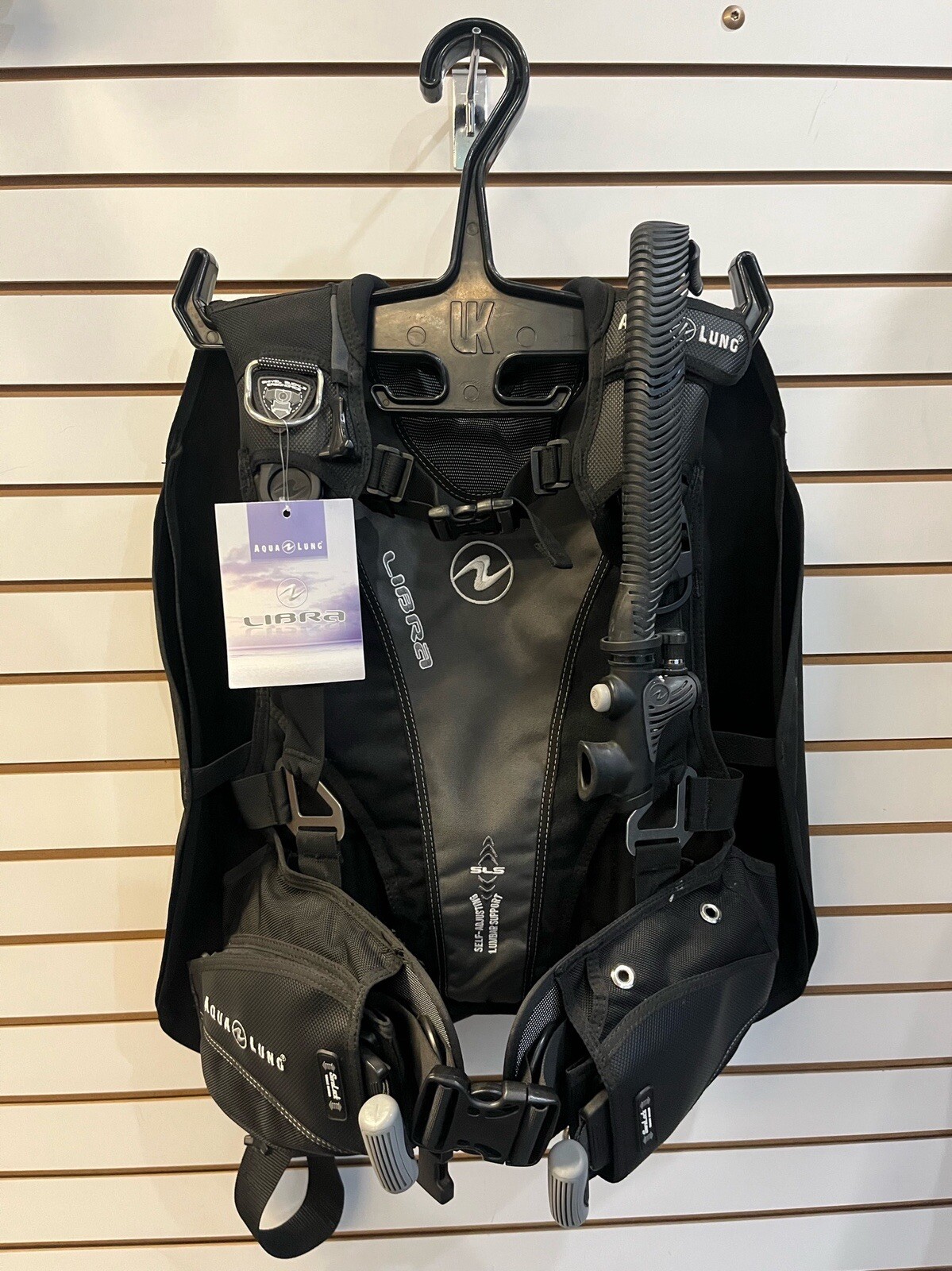 Woman's Medium Large AquaLung Libra BCD With Standard Inflator Retails at $550