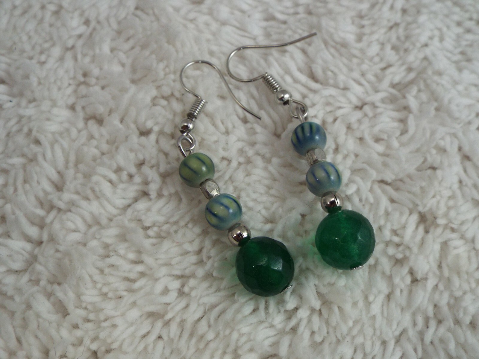 Silvertone Green Glass Bead Pierced Earrings (D39)