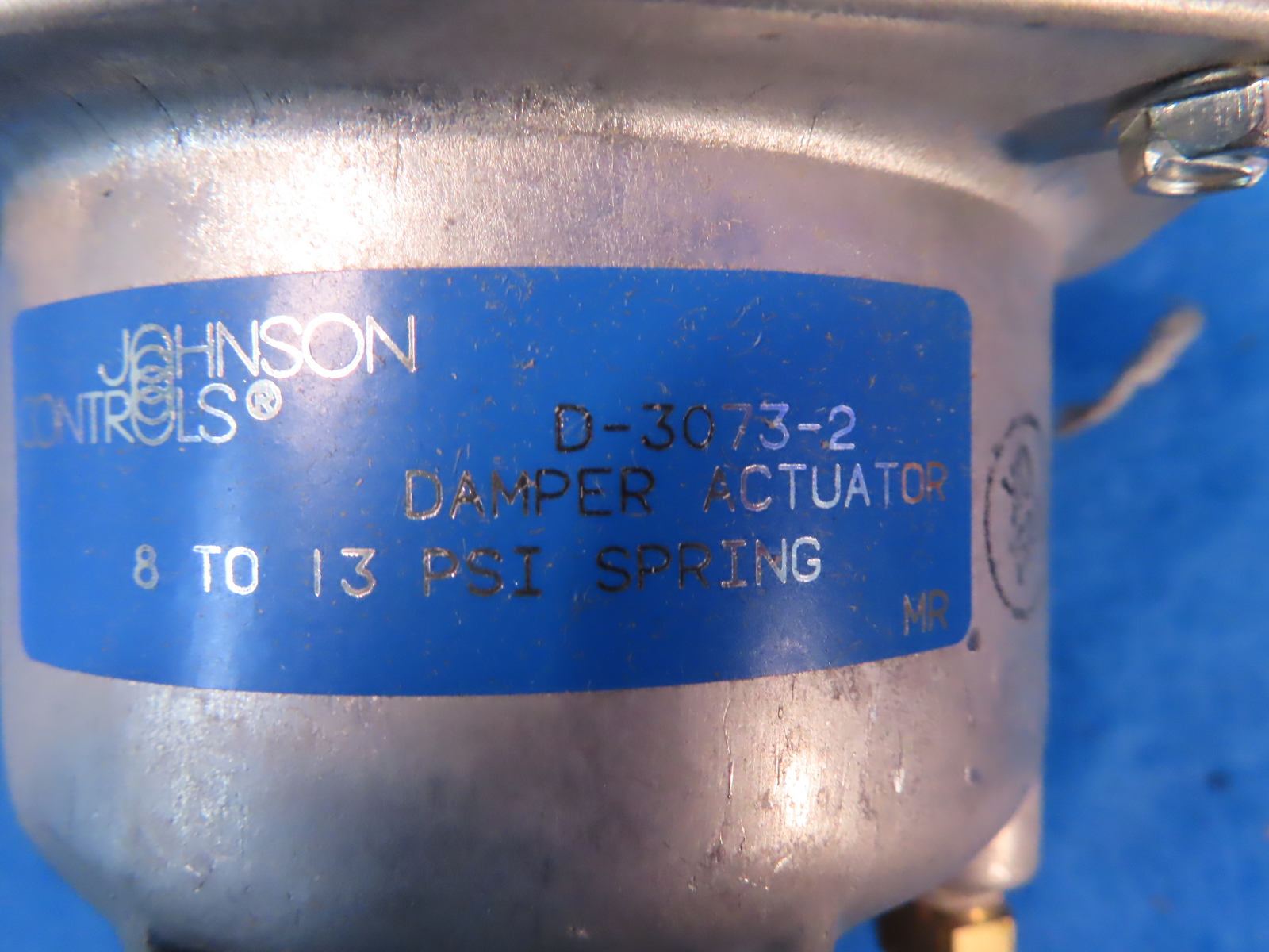 JOHNSON CONTROLS DAMPER ACTUATOR D-3073-2 8-13PSI SPRING UNIVERSAL MOUNTING 1YEA