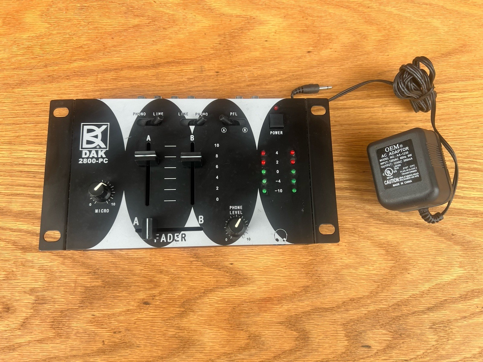 DAK 2800-PC Stereo Phono/Line Preamp Cross Fade DJ Mixer + AC adapt + audio cord