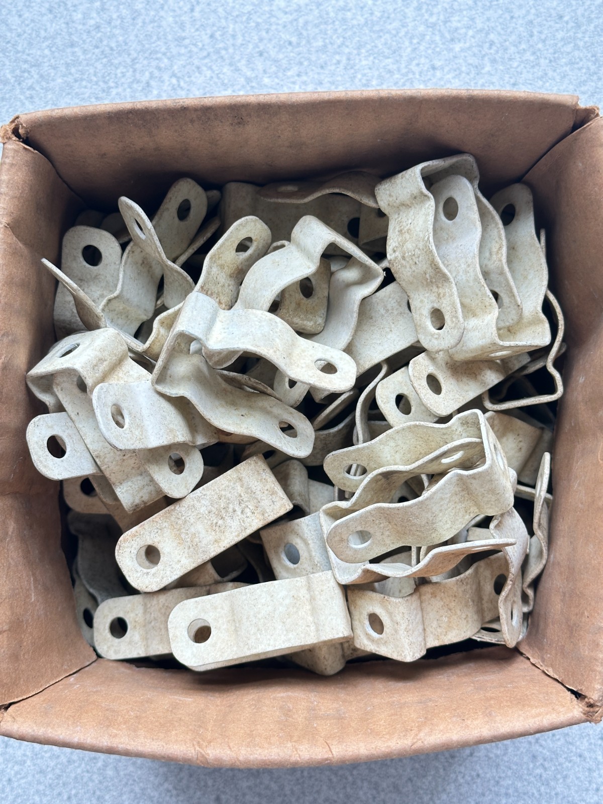 NEW LOT OF 98 OCAL THOMAS & BETTS MINE1/2-W PVC Coated Mini Conduit Hanger 1/2"