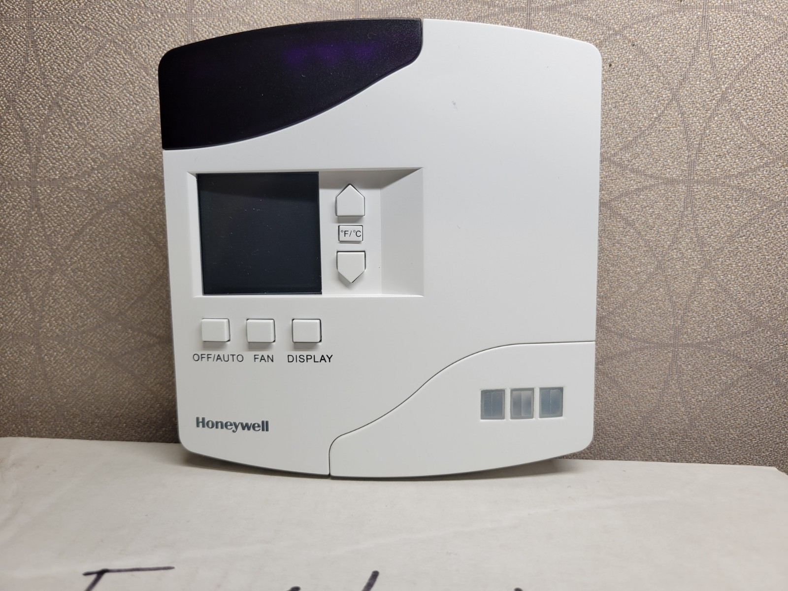 Honeywell INNCOM E528 Smart Thermostat with Motion Sensor and ESM