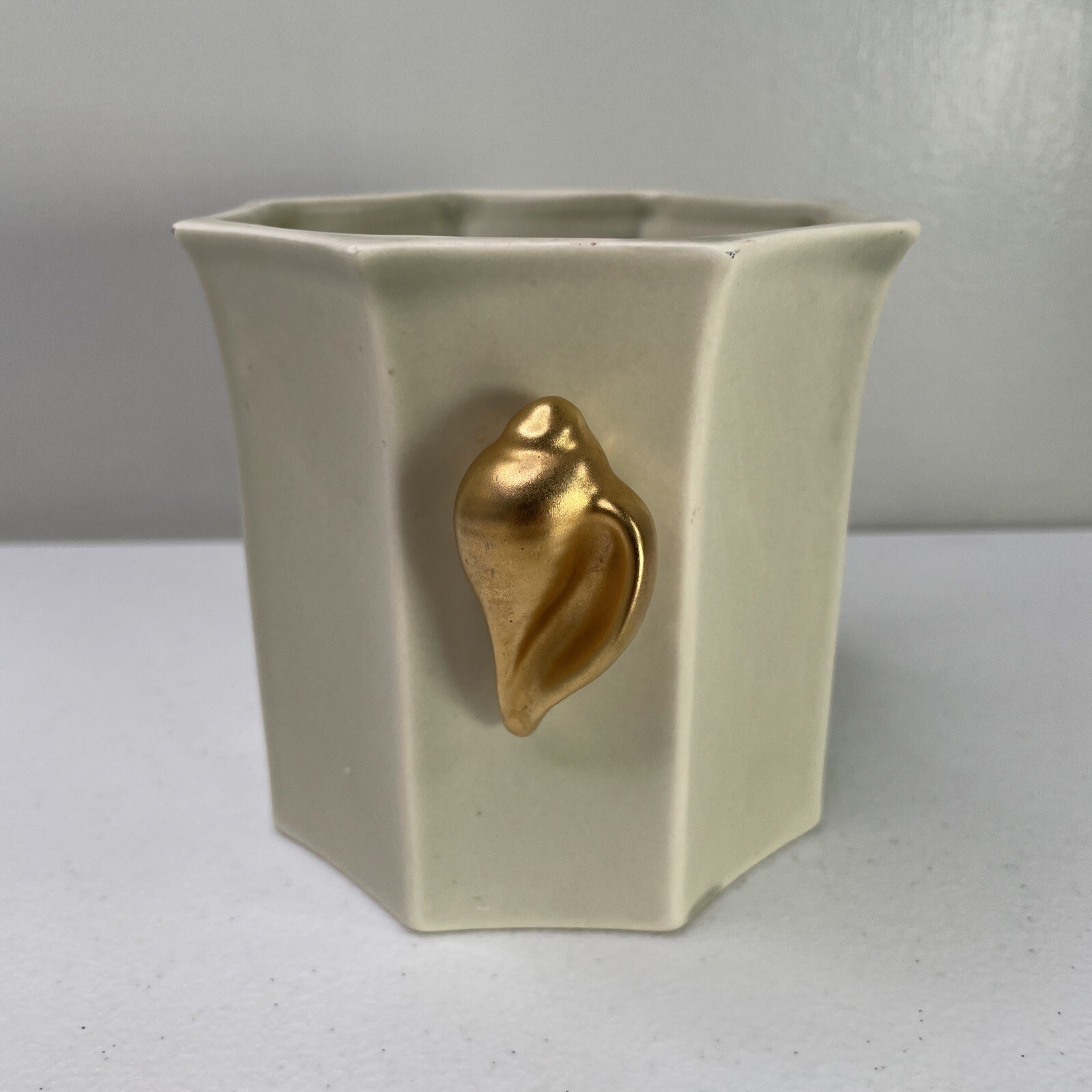 Adorable Beach House Planter Cream/Gold Ceramic With Seashell 4.5”