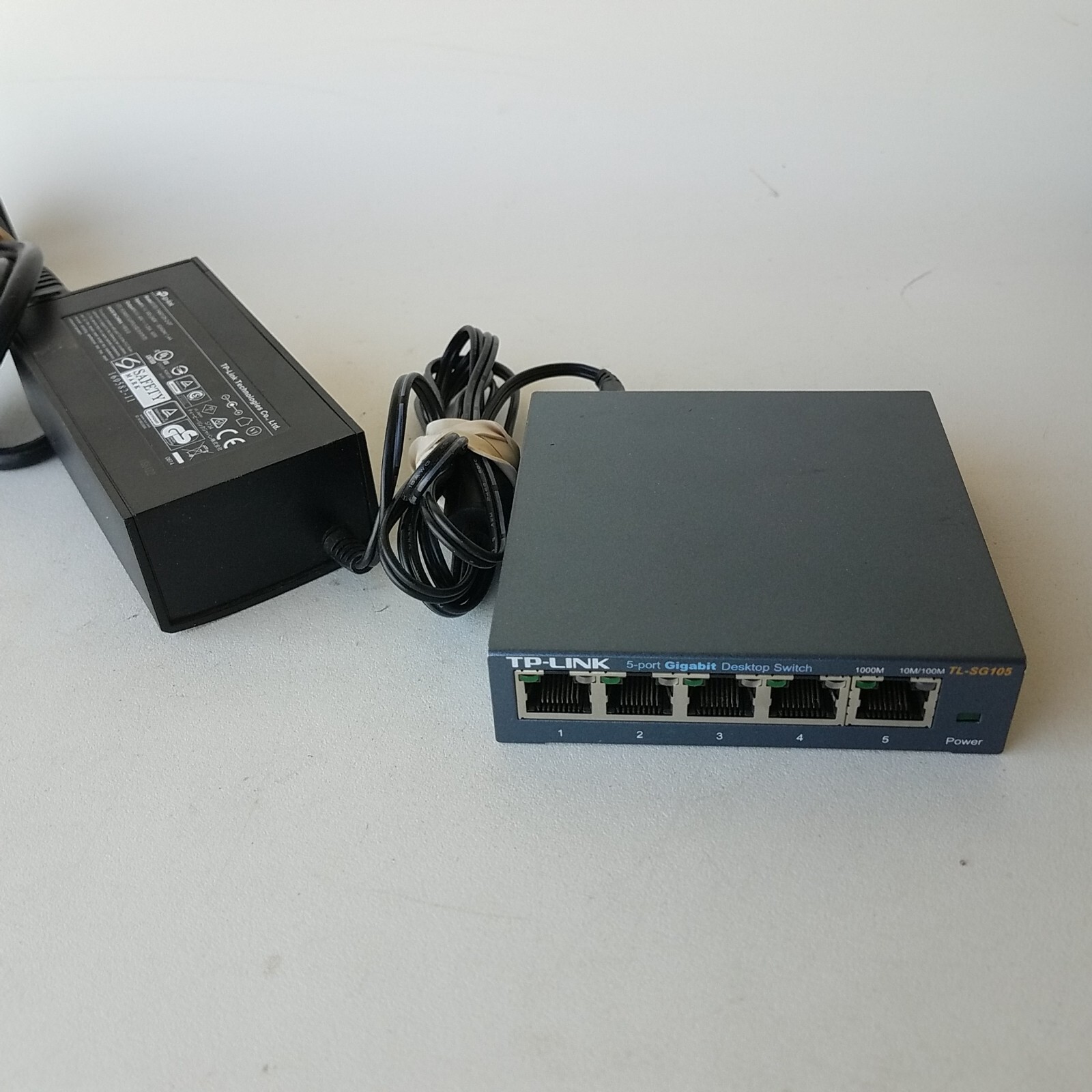 TP-Link TL-SG105 5-Port Gigabit Desktop Switch With Adapter