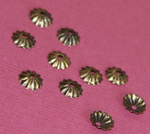 600 pcs of Antiqued Brass Ribbed Bead Cap 5.5mm