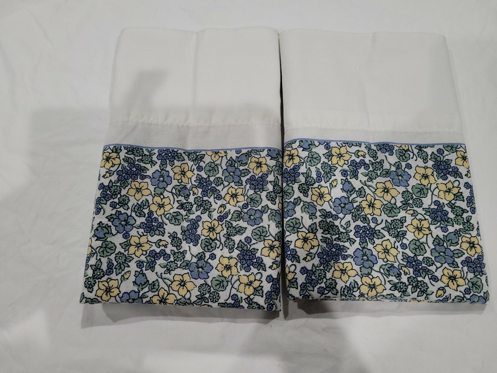2 Westpoint Stevens Standard Pillow Covers In Excellent Condition