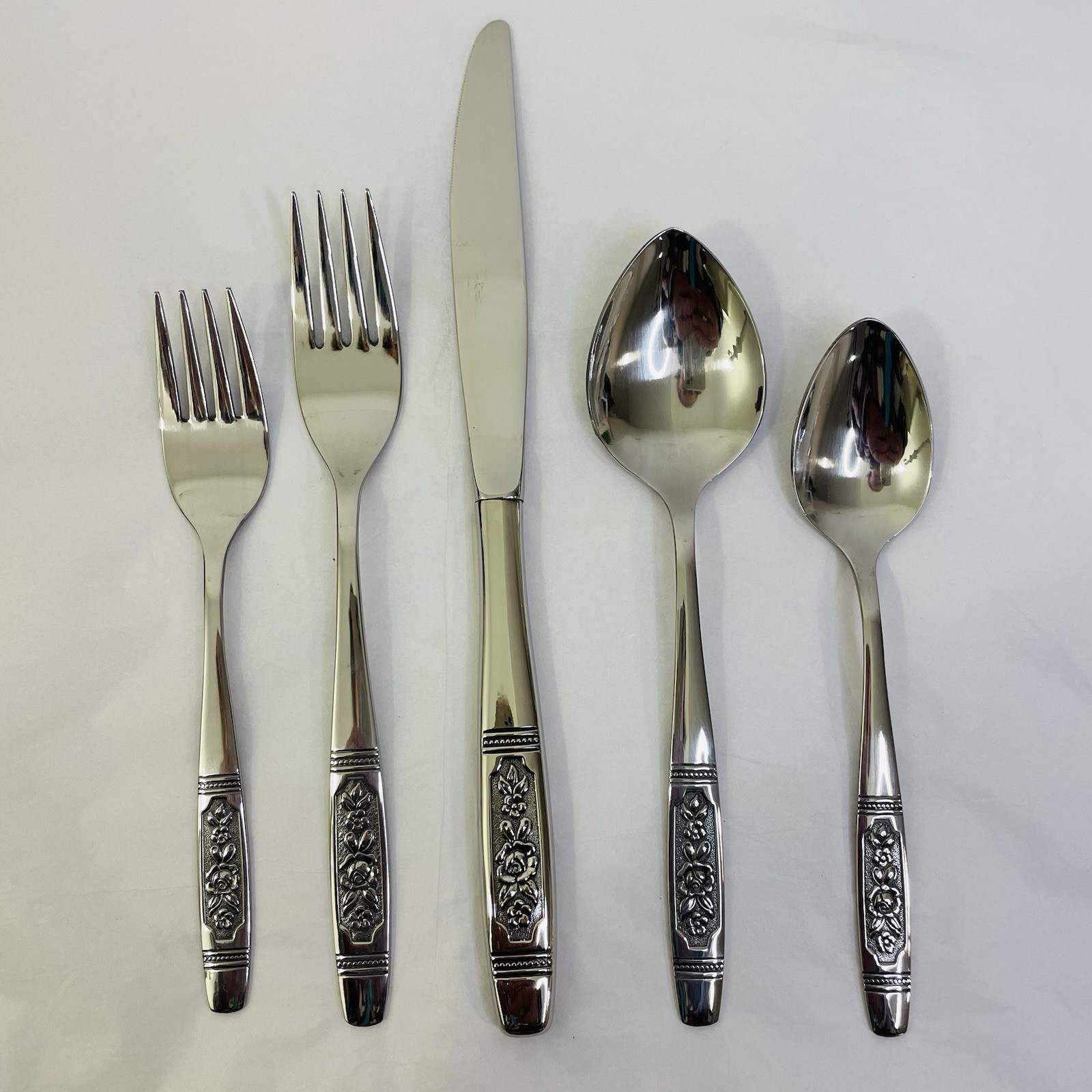 Vintage Oneida Louisville Stainless Steel Flatware 5-piece Place Setting Box