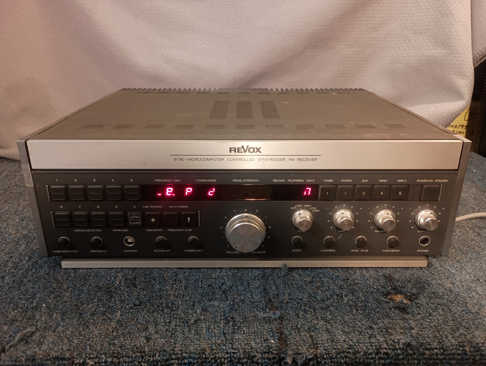 Revox B780 FM Receiver - Powers on, Not fully functional, Parts unit