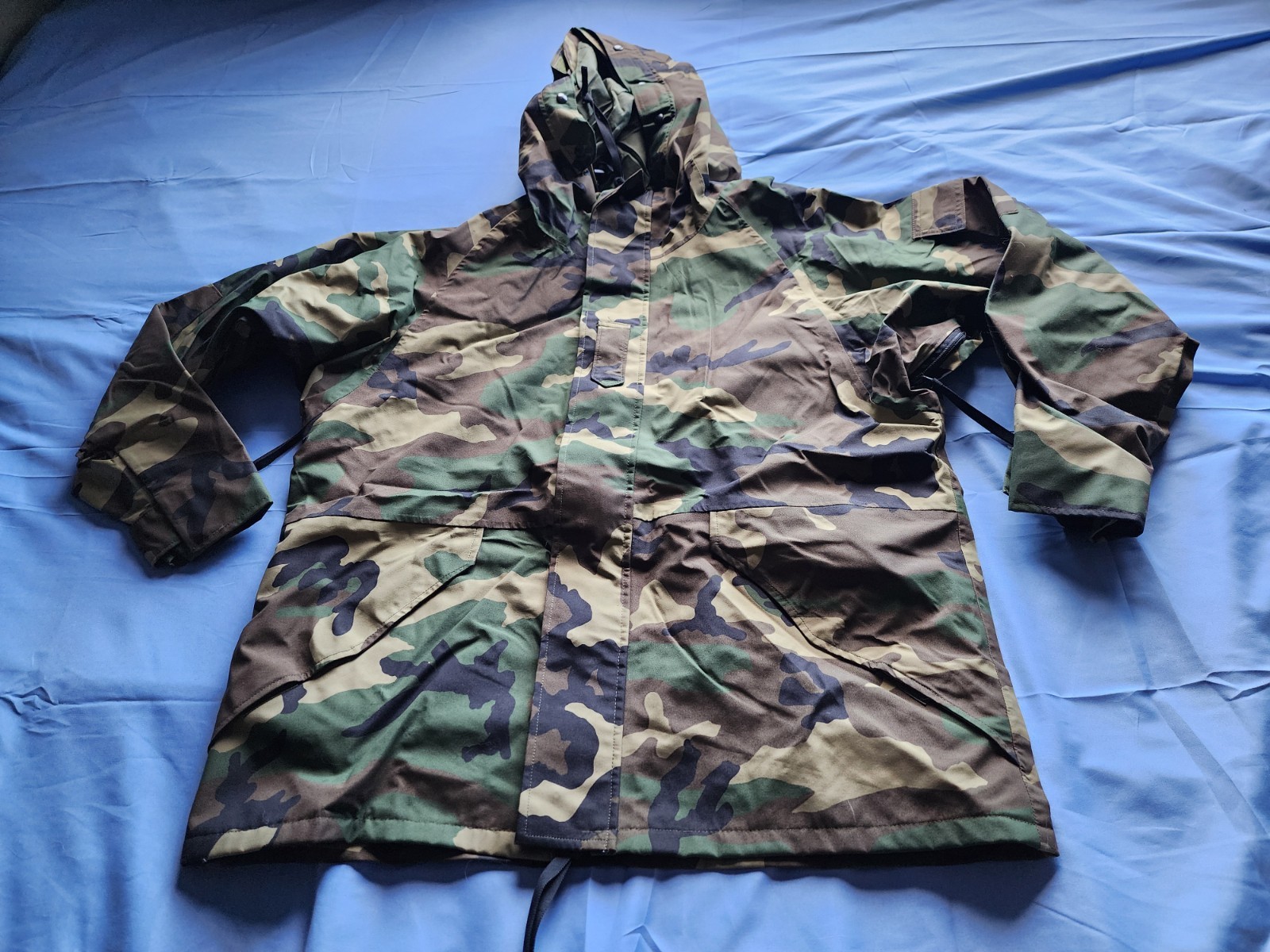 PARKA COLD WEATHER CAMOUFLAGE HOODED JACKET LARGE REGULAR IS USED