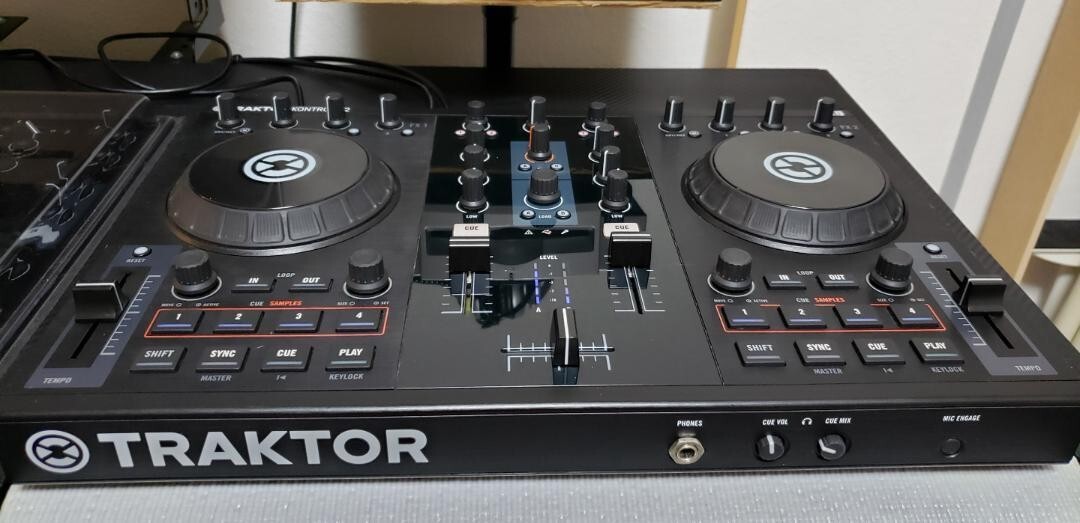 Native Instruments TRAKTOR KONTROL S2 MK1 DJ Controller 2ch