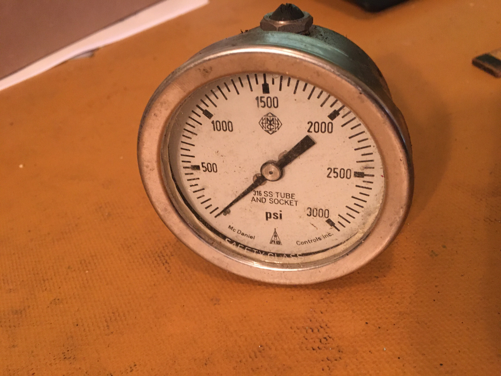 MC-Daniel Controls. 0-3000 PSI Pressure Gauge 316SS Tube And Socket