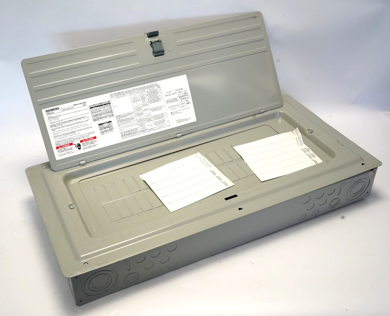 SIEMENS SN3048L1200 main lug load center 200A 30 spaces 48 circuits 3 w 120/240V