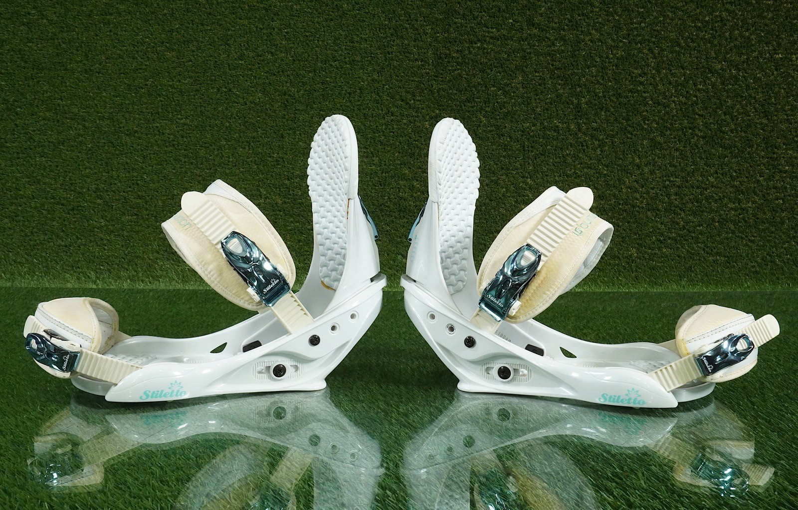 BURTON STILETTOS SNOWBOARD BINDINGS WHITE & BLUE, WOMEN'S SIZE LARGE WITH DISCS