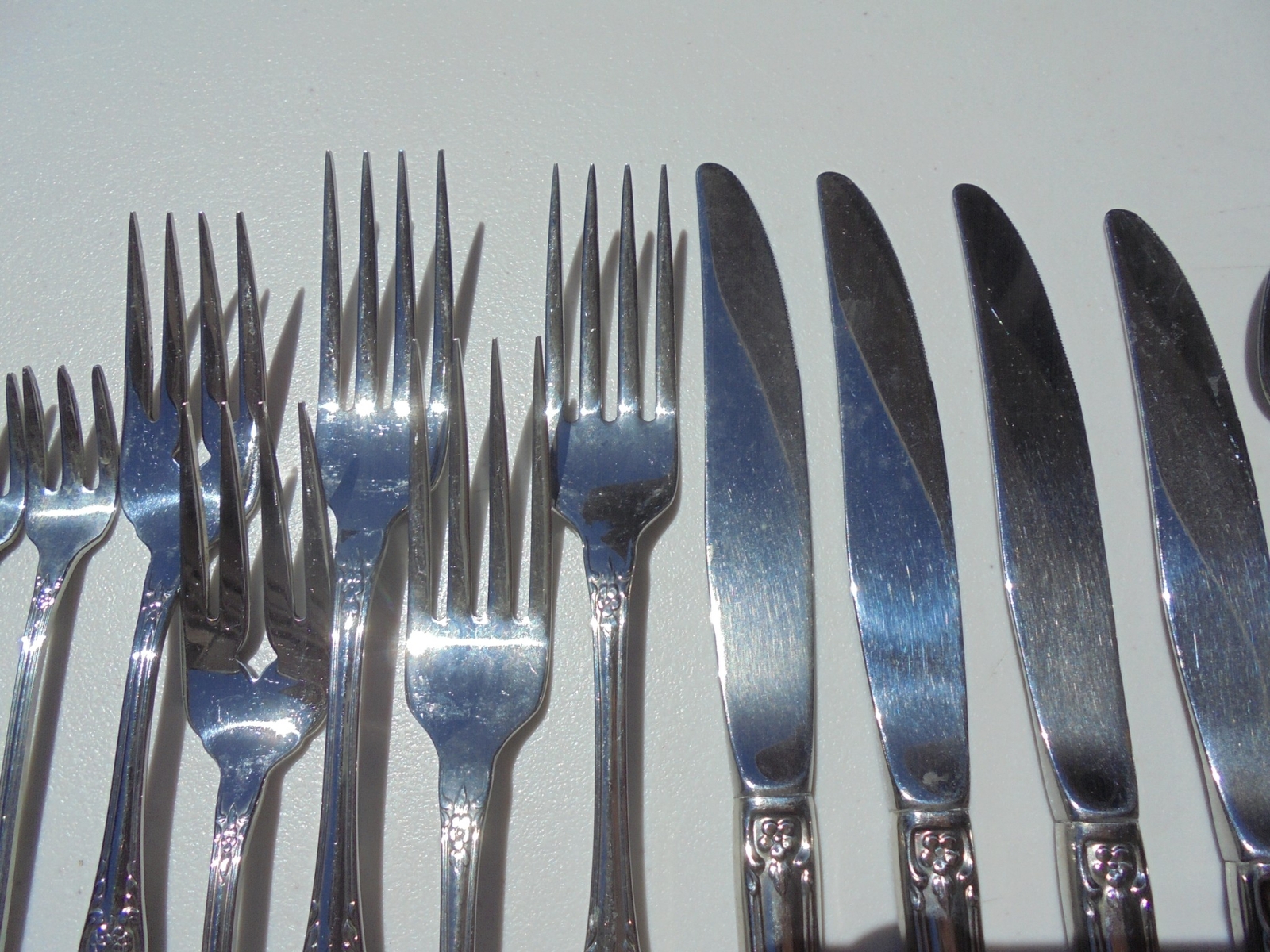 27 Pcs Oneida Distinction Deluxe Kennett Square Stainless Flatware