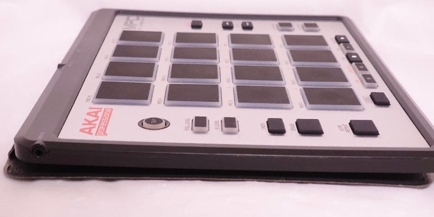 Akai Professional MPC Element DJ Sampler Pro Midi Control Pad