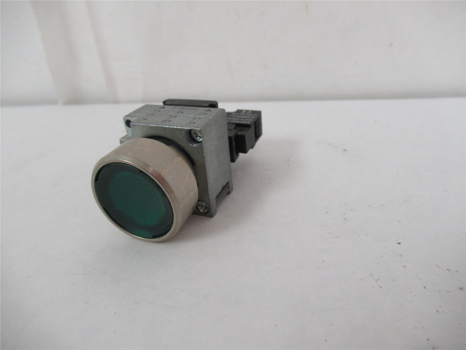 250445 New-No Box; Siemens 3SB3400-0B Pushbutton Switch 30mm