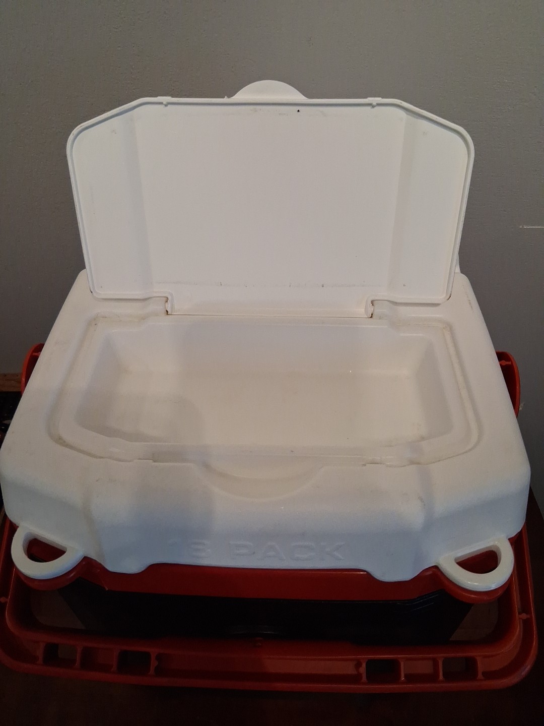 Igloo Quantum 12 cooler 18 Pack capacity Lockable USA. 12 Quart Red White Black