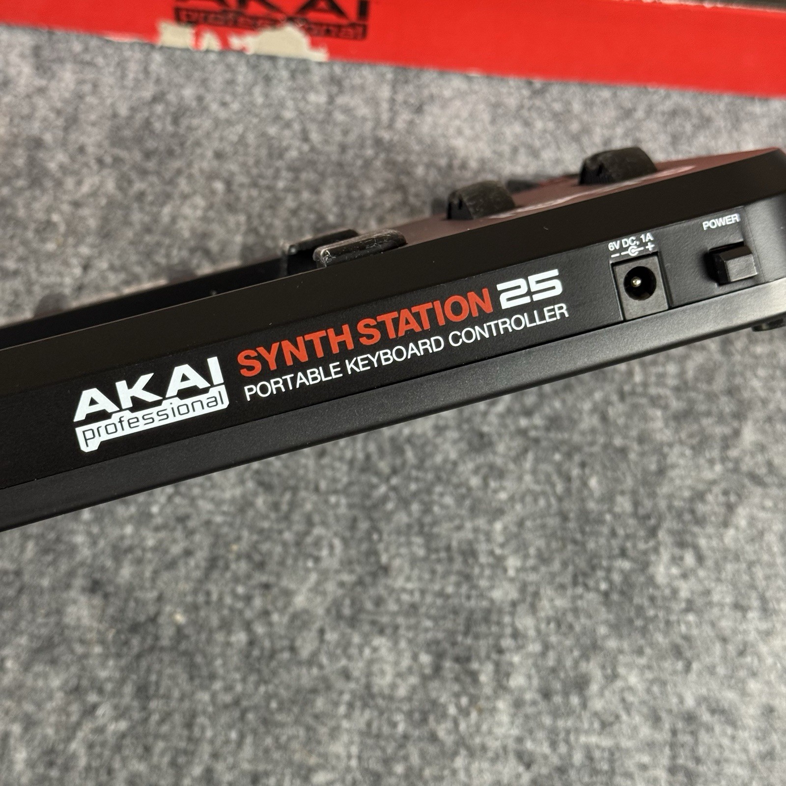 VINTAGE AKAI PROFESSIONAL SYNTHSTATION 25 PORTABLE KEYBOARD CONTROLLER