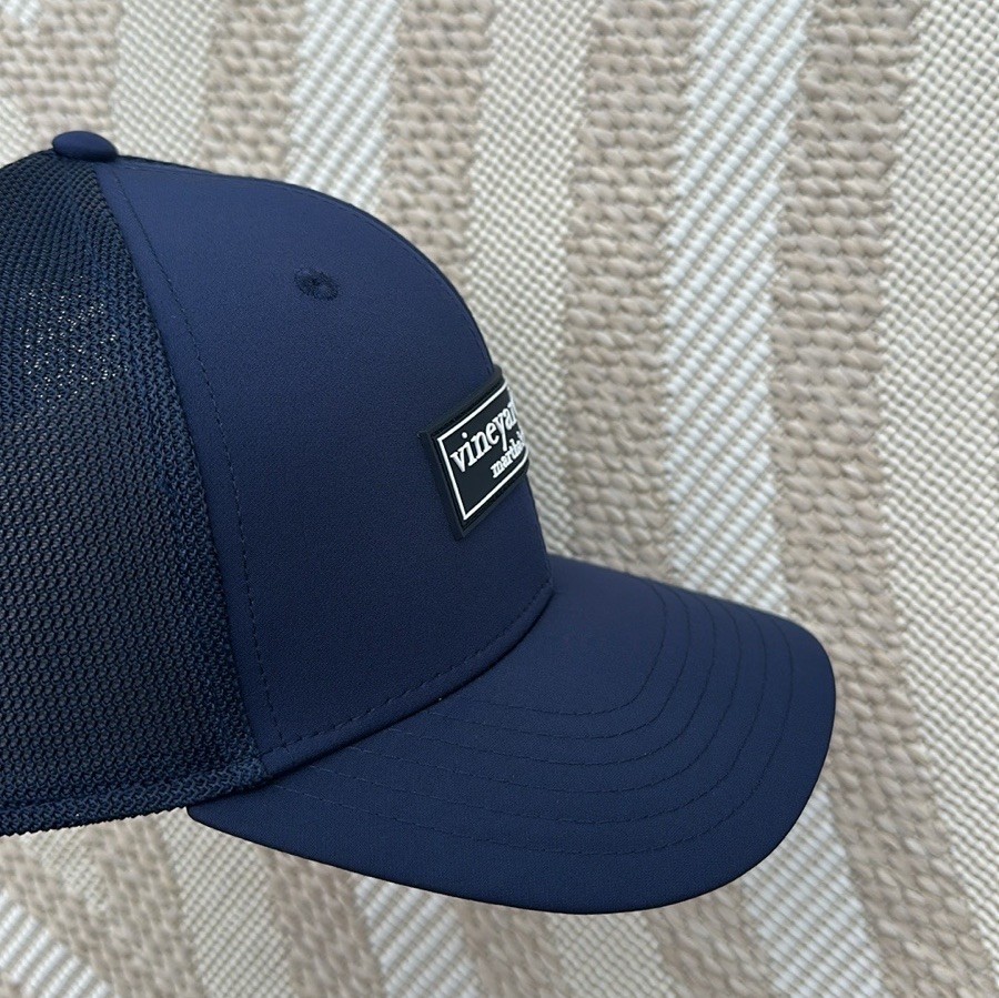 New vineyard vines Mens blue SnapBack trucker hat