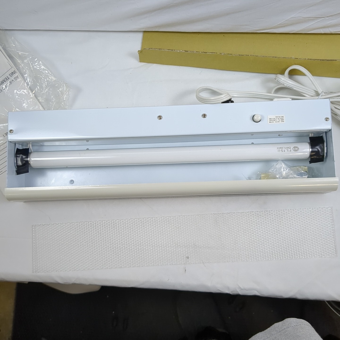Black & Decker Spacemaker Plus Under-Cabinet Light PLA100, Fluorescent - 1988