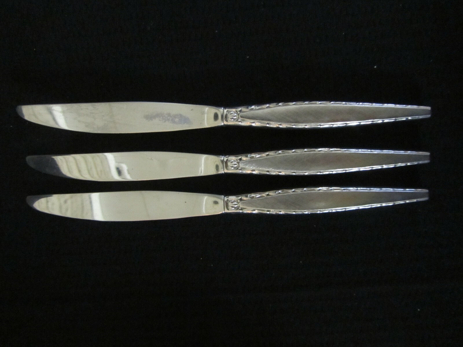ONEIDA COMMUNITY STAINLESS VENETIA SET OF 3 DINNER KNIVES FREE SHIPPING
