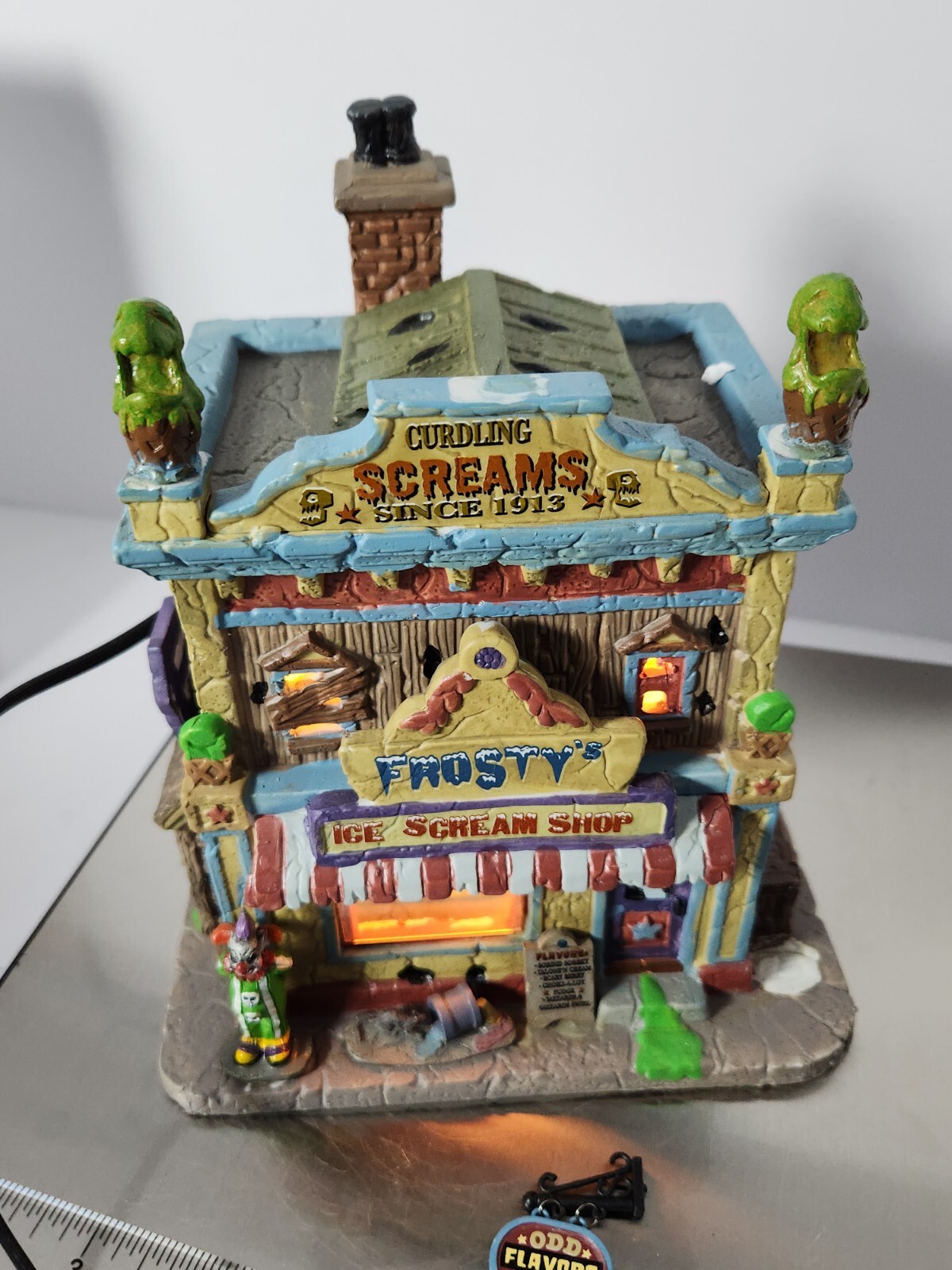 Lemax Spooky Town Frosty’s Ice Scream Shop Curdling Screams w Box 25370 NICE!