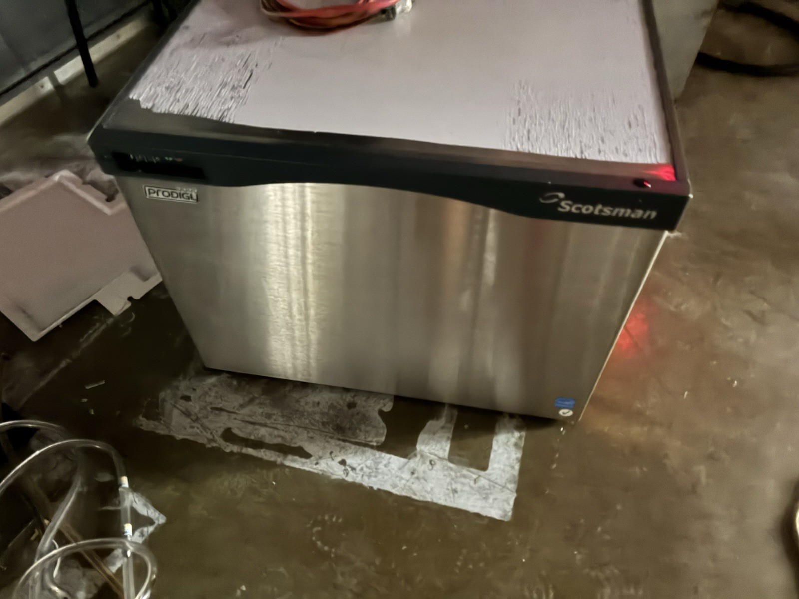 Scotsman Prodigy Air Cooled Cube Ice Machine 115V 301-500 lb/24h Left