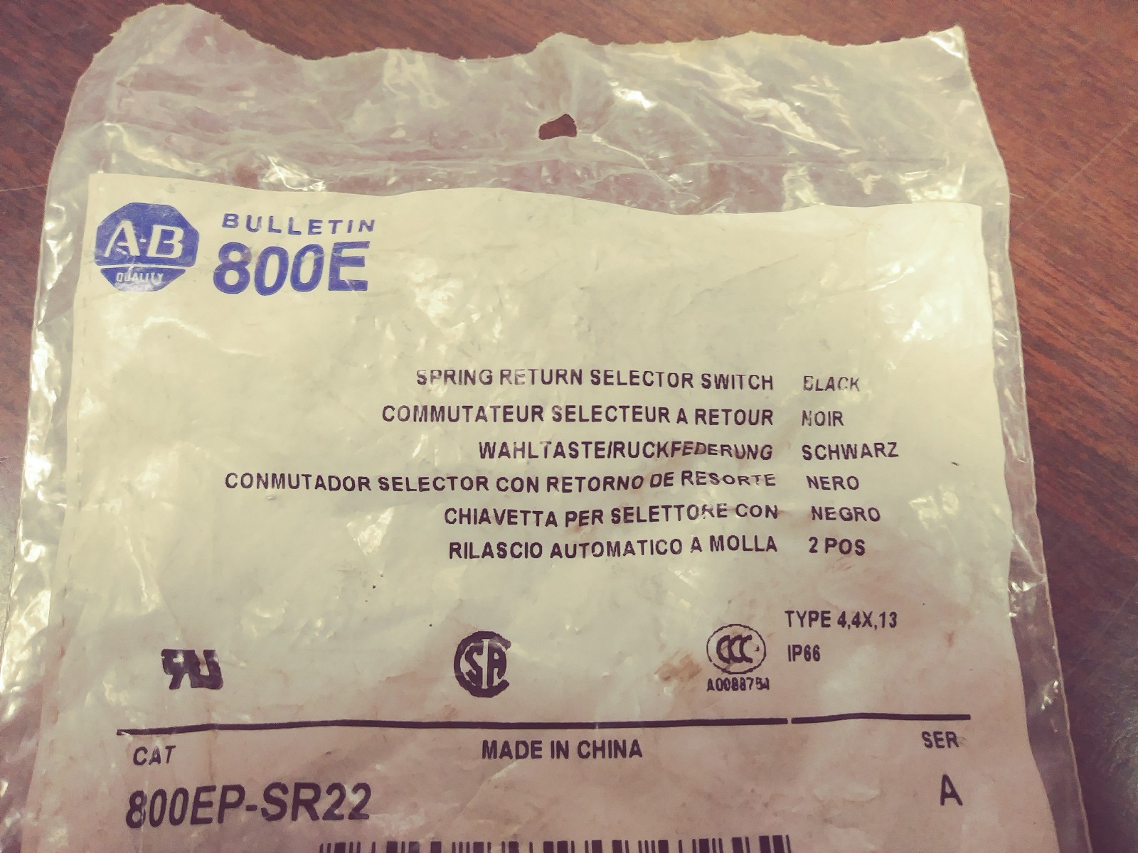 ALLEN BRADLEY 800EP-SR22 SPRING RETURN SELECTOR SWITCH BLACK NEW IN PACKAGE