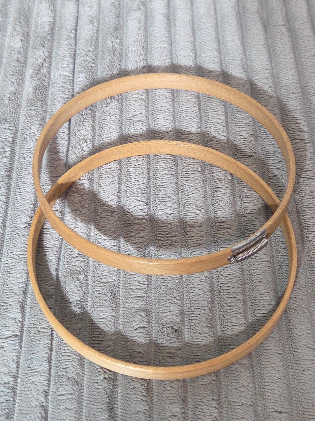 Vintage GIBBS MFG CO USA Holdtite 6” Round Wood Embroidery Hoop Spring Tension