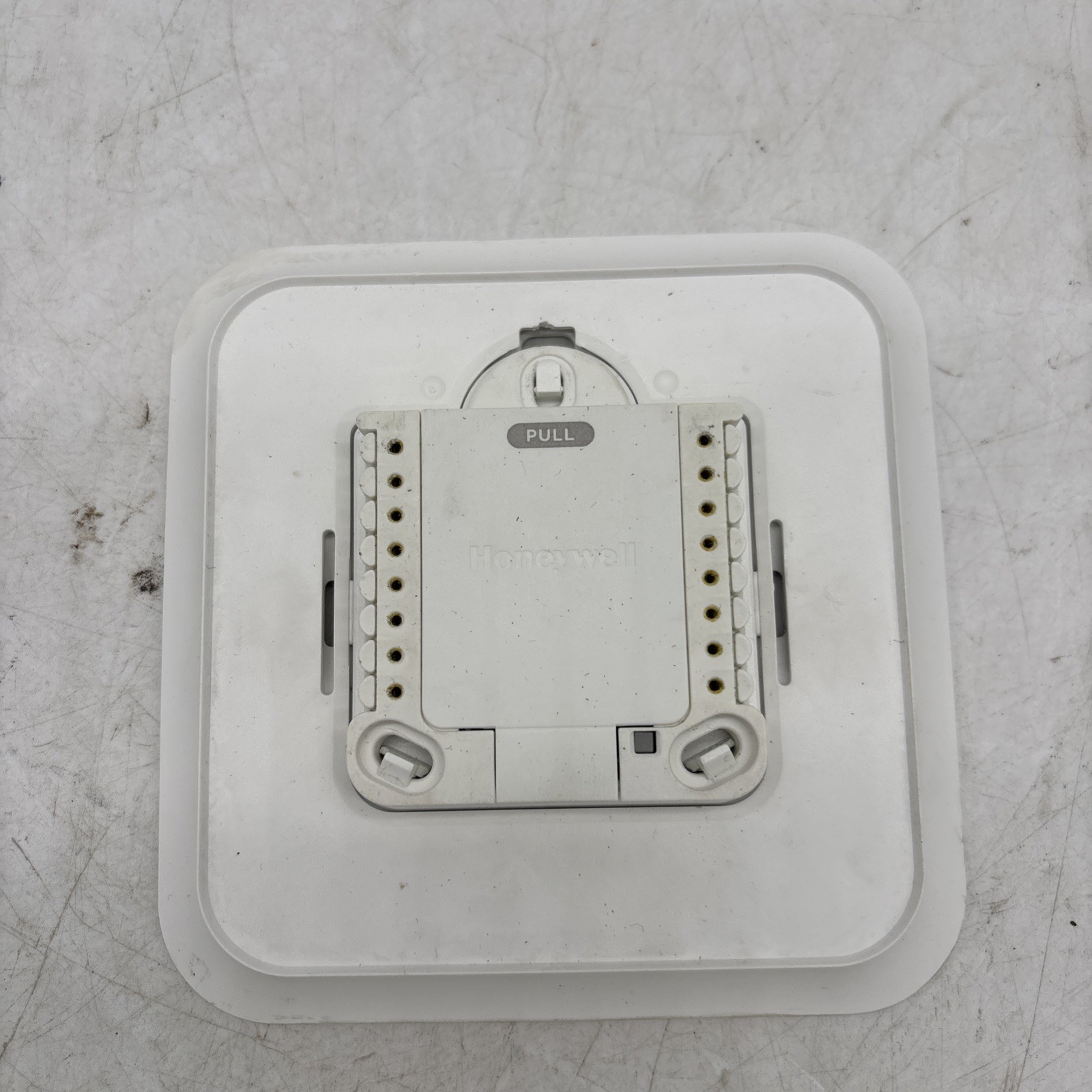 Honeywell TH1110D2009 Thermostat With Mounting Plate