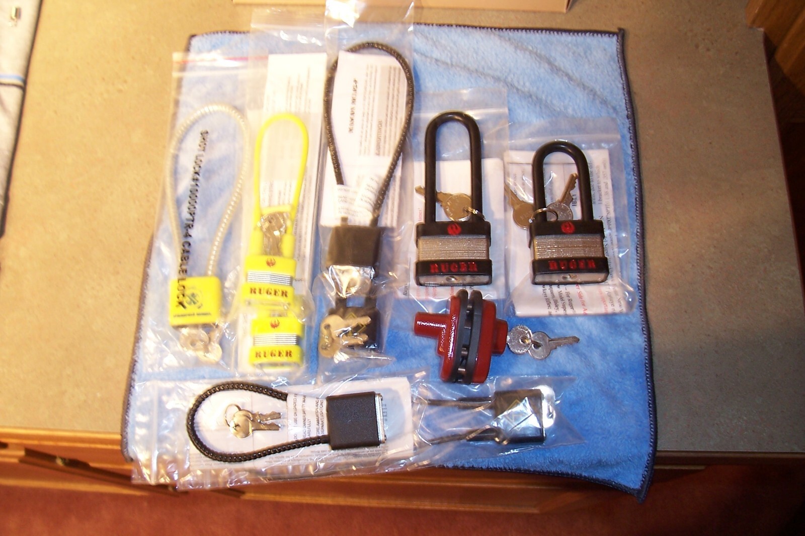 TEN GUN TRIGGER LOCKS 7 CABLE ,2 U BOLT & 1 TRIGGER GUARD ALL NEW WITH 2 KEYS EA