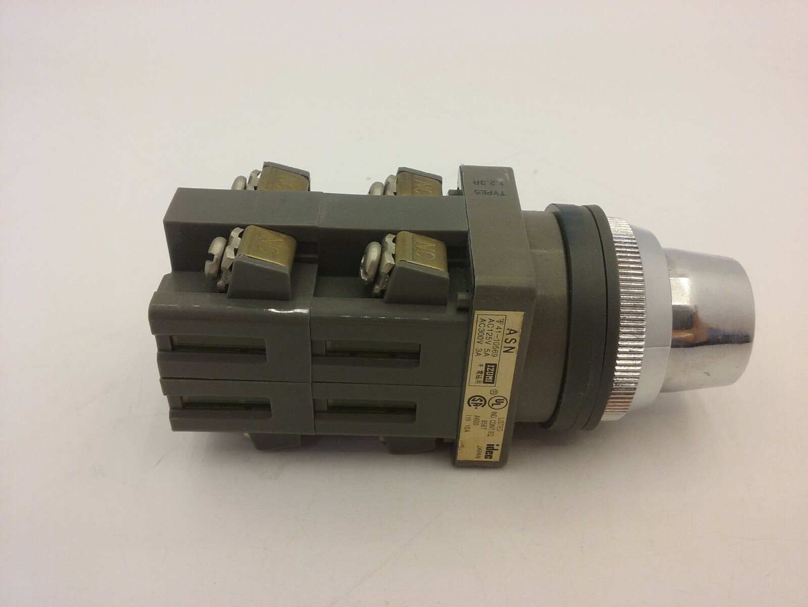 IDEC ASN4K22 SELECTOR SWITCH 2 POSITION SPRING RETURN FROM RIGHT 2NO 2NC NIB