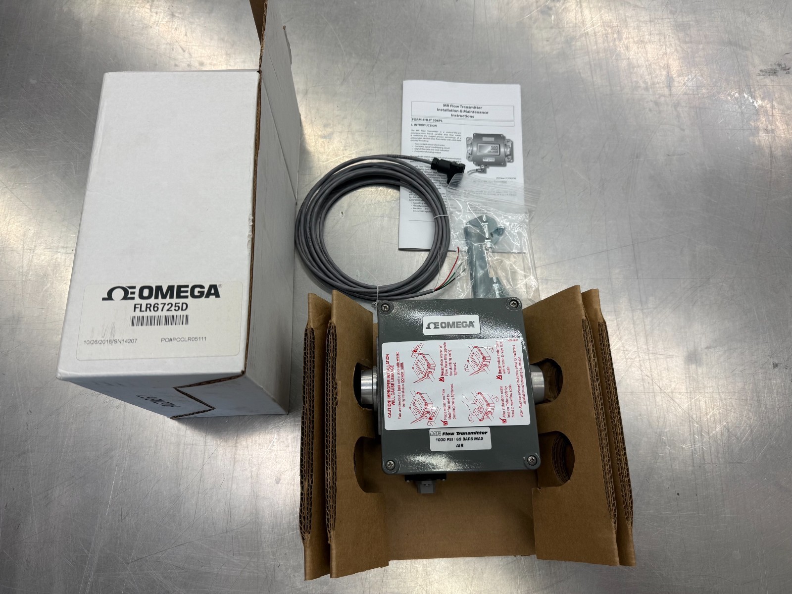 Omega FLR6725D Indicating Air Flow Meter Transmitter 2-25 SCFM 1/2" NPT   NIB