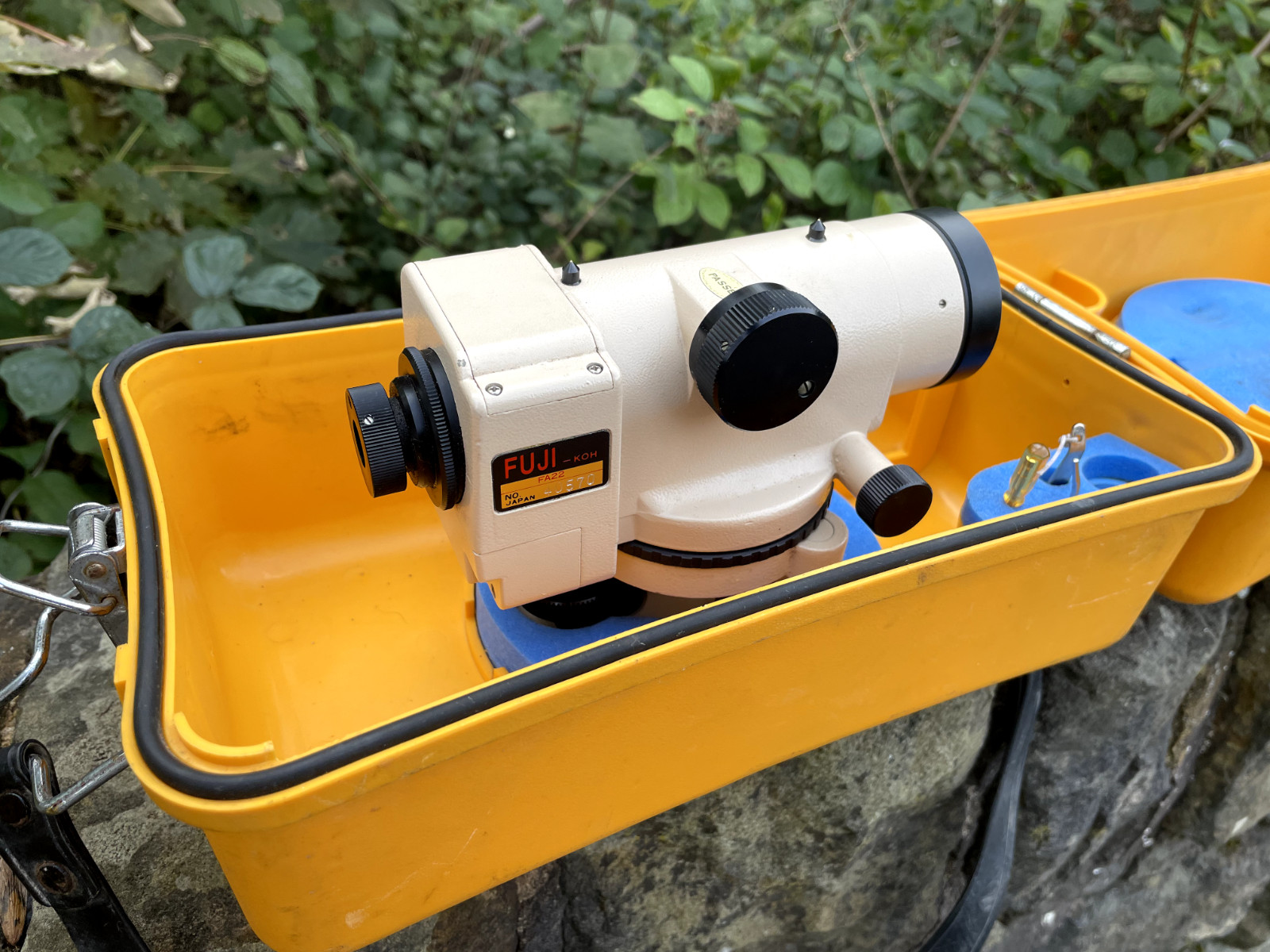 ENGINEERING SURVEYOR TRIPOD AND PROFESSIONAL FUJI - KOH FA22 LEVEL