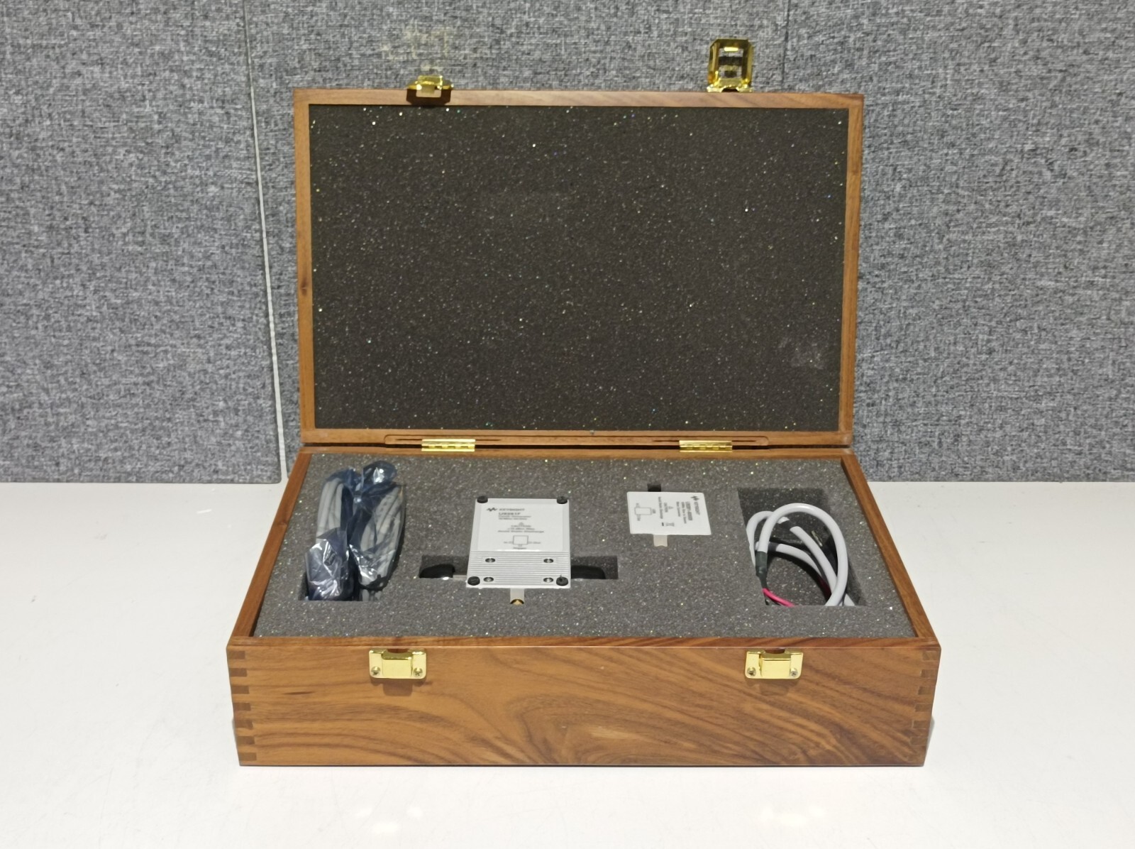Keysight U9391F, Comb Generator, 10MHz-50GHz, w/ U9391-60009, Full Accessory Kit