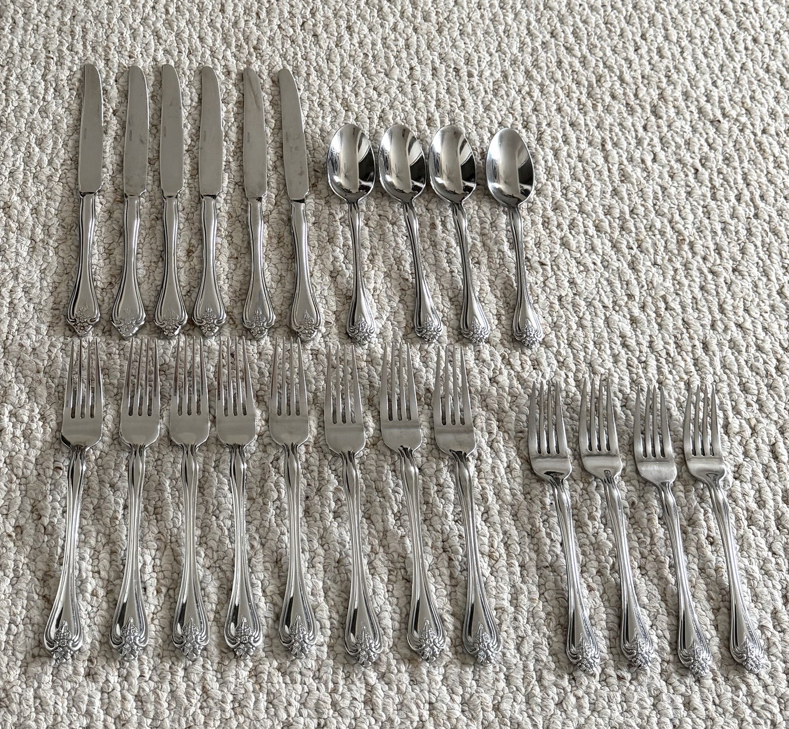 Oneida Boutonniere Mixed Flatware 22 pc Set
