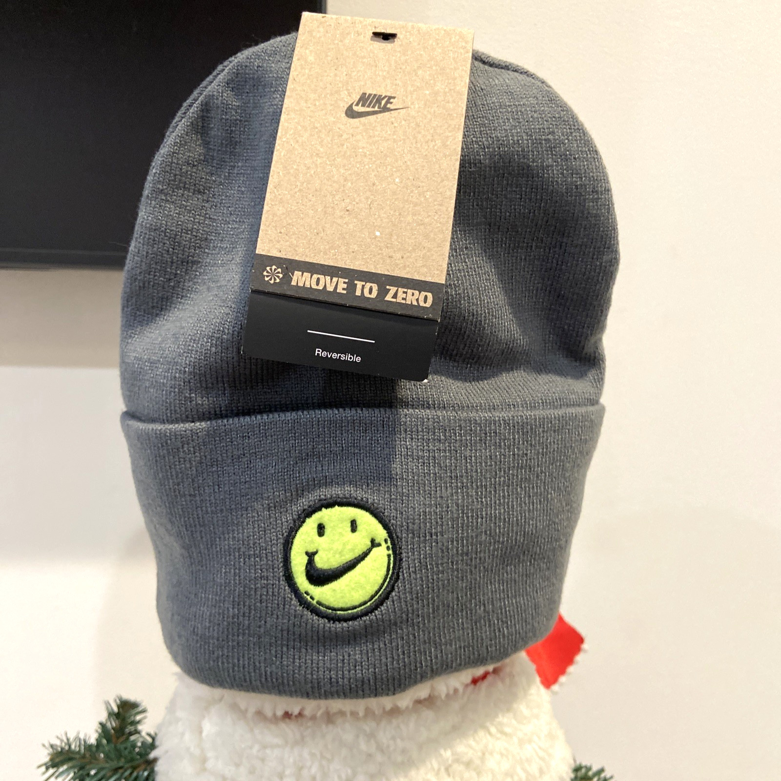 NIKE Big Kids Peak Standard Smile Reversible Beanie in Black/Grey/Yellow