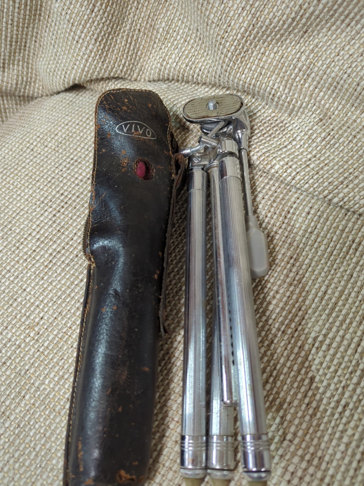 Vintage VIVO Camera Tripod Telescoping Legs Japan Used W/ZIPPERED CASE