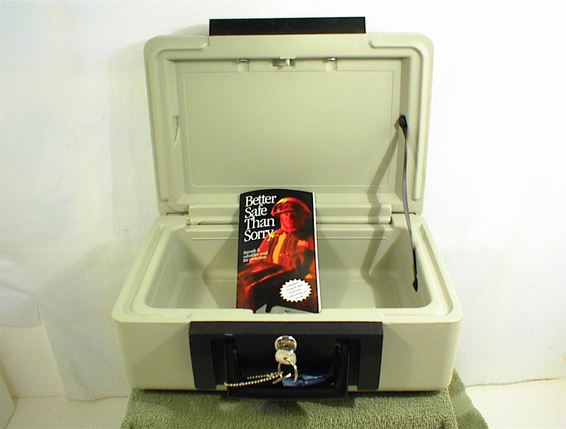 SENTRY 1100 SAFE LOCK BOX 2 KEYS HOME SECURITY FIRE RESISTANT