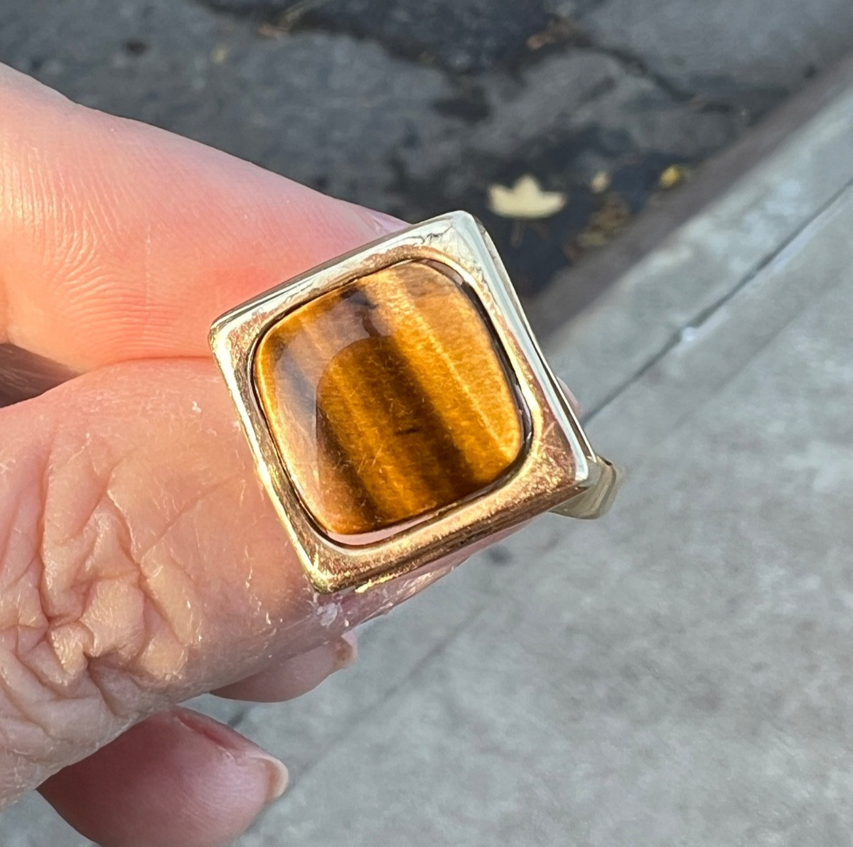 VINTAGE 14K YELLOW GOLD TIGER EYE RING UNUSUAL CUT /DESIGN STONE MODERN LOOK