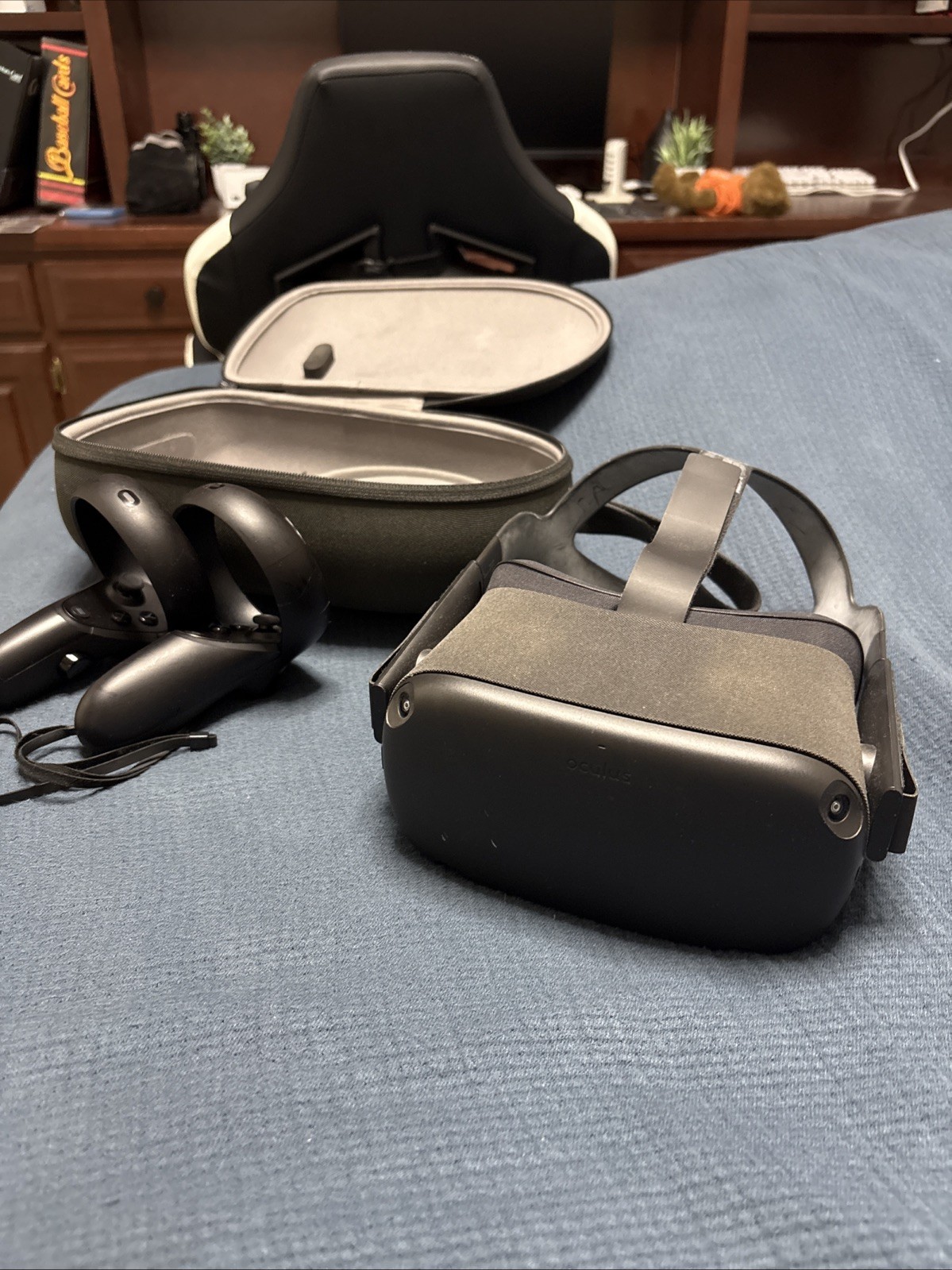 Oculus Quest 1 Virtual Reality Headset with Controllers and Box Great Condition