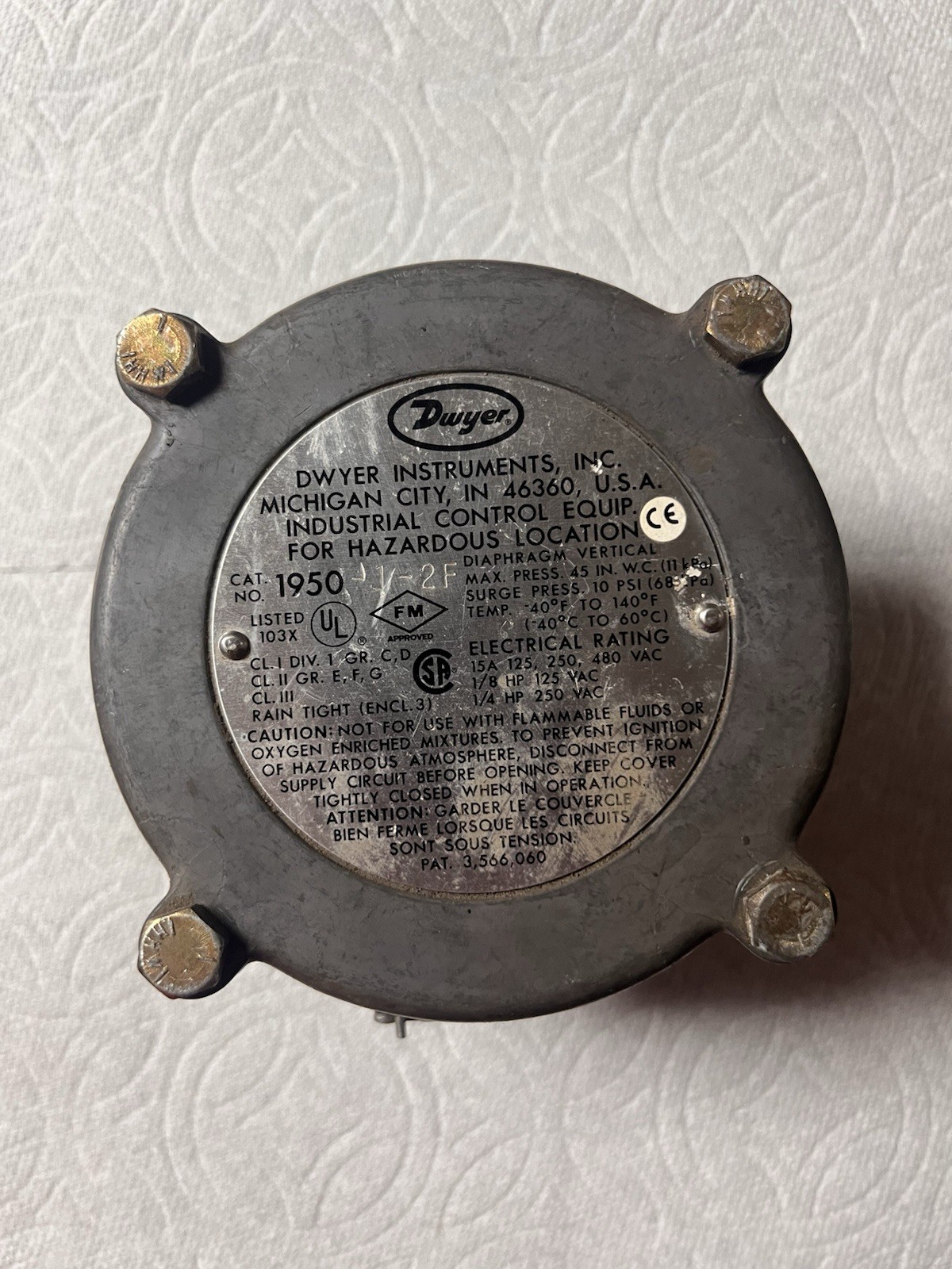 Dwyer 1950 Differential Pressure Switch - Gray