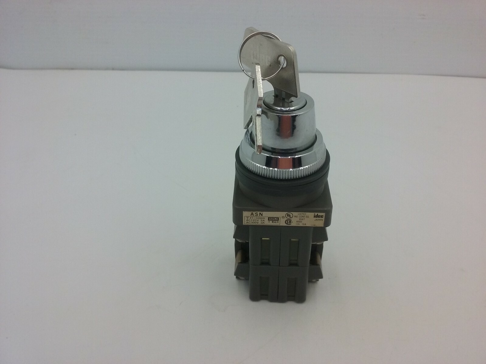 IDEC ASN4K22 SELECTOR SWITCH 2 POSITION SPRING RETURN FROM RIGHT 2NO 2NC NIB