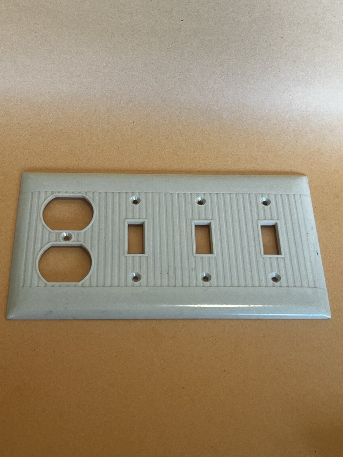 VINTAGE SIERRA IVORY RIBBED FOUR GANG 3 SWITCH 1 OUTLET WALL PLATE COVER Salvage