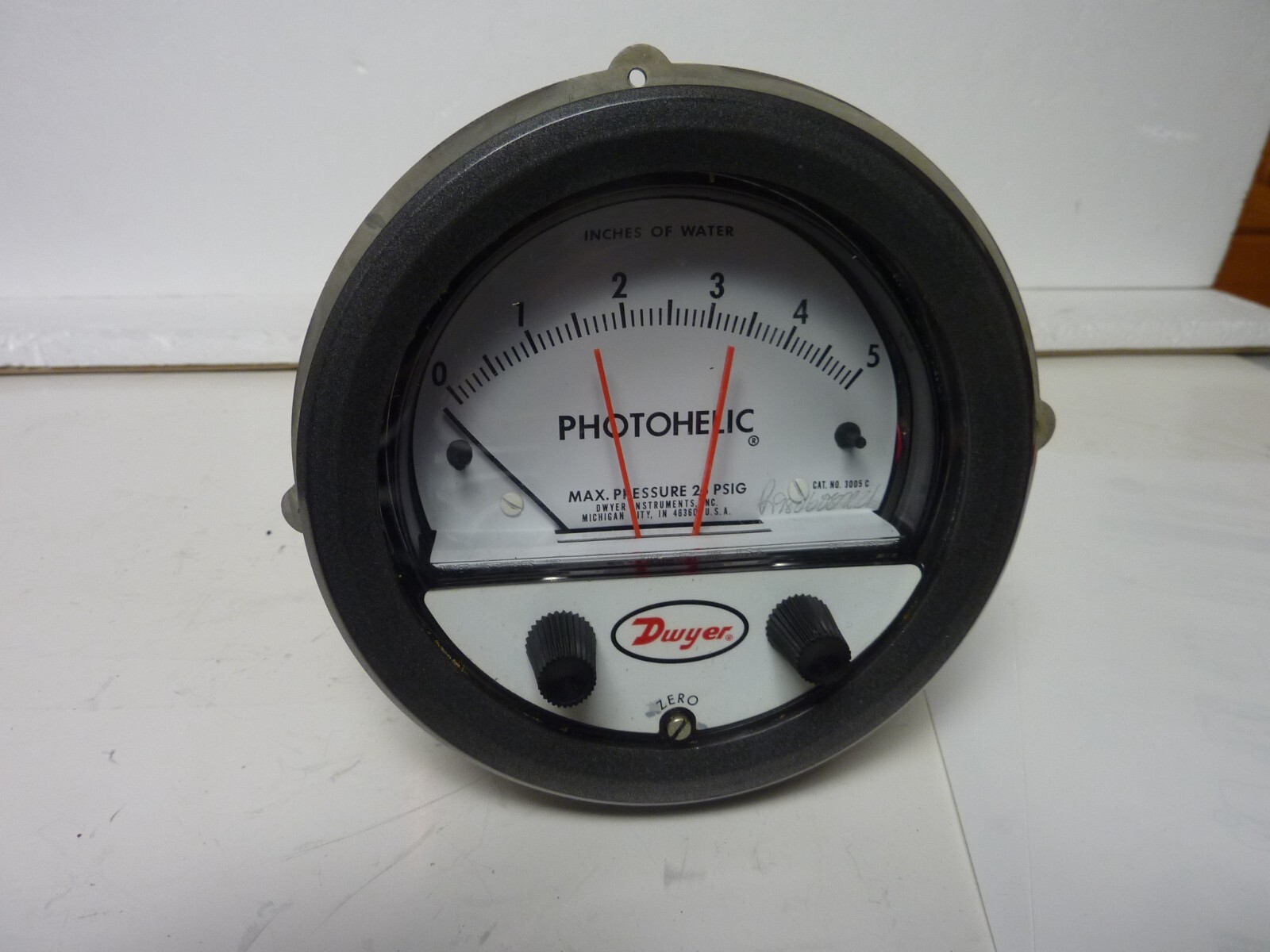 DWYER A3005 Pressure Gauge,0 to 5 In H2O 4ME80