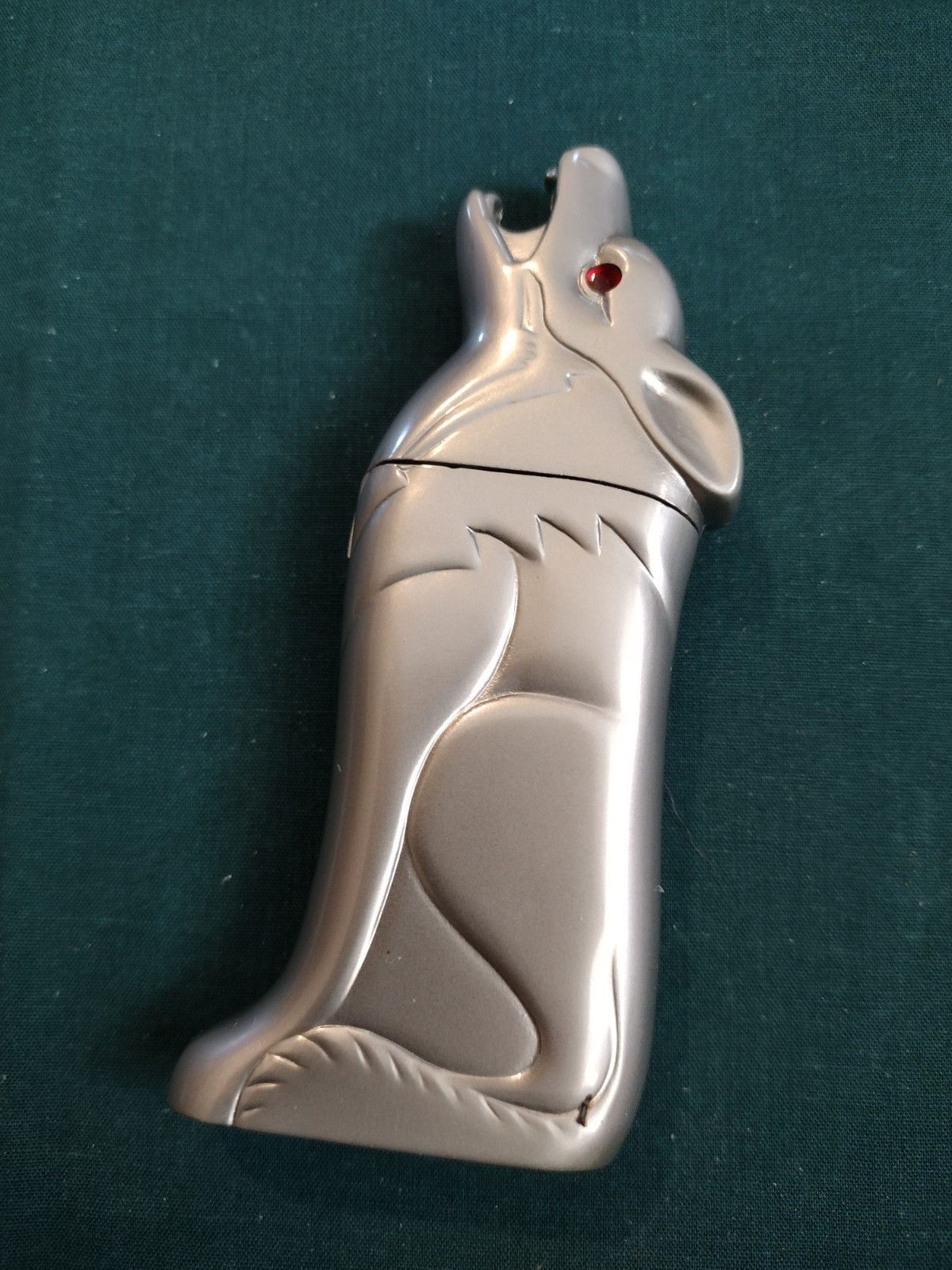 Vintage Novelty Butane Lighter Refilable   howling wolf  light grey case