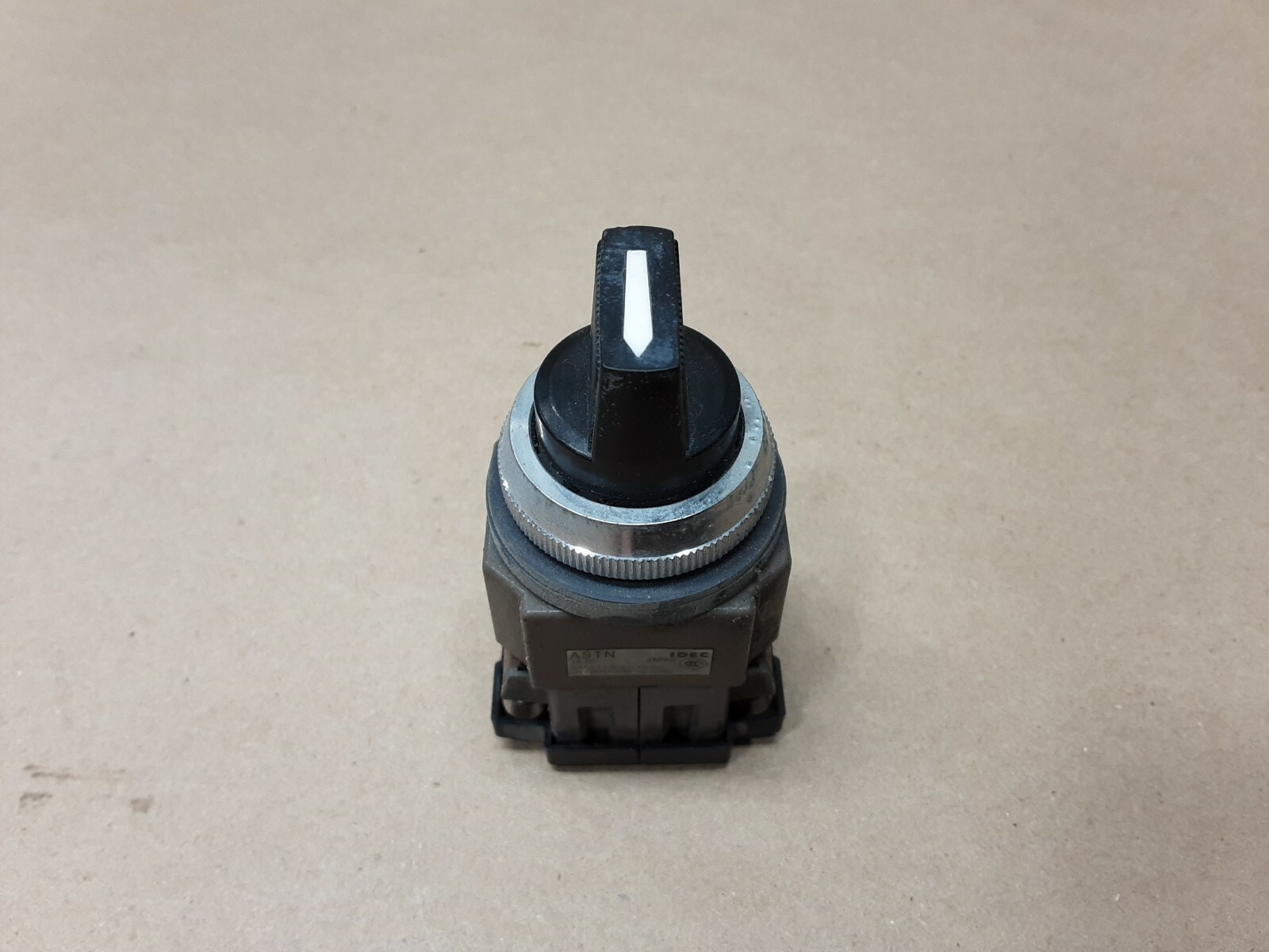 IDEC ASTN Selector Switch Black Knob return to center BS010E #1011J22