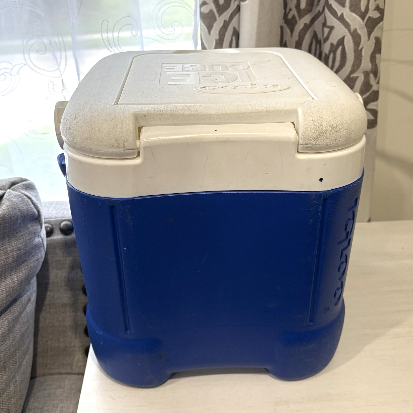 Igloo Ice Cube 12 Quart 14 Can Plastic Cooler Blue White Top Compartment Handle