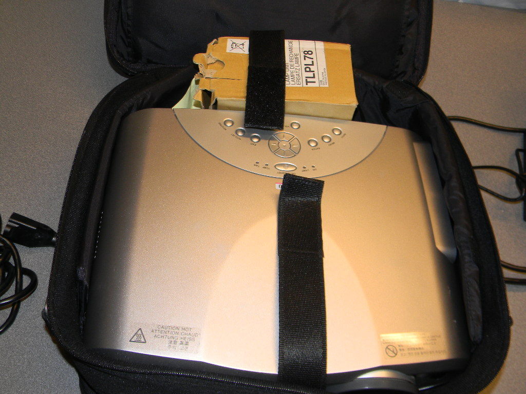 Toshiba TLP-380 Digital Multimedia Projector 2000 Lumens, Extra Bulb, Lamp 256H